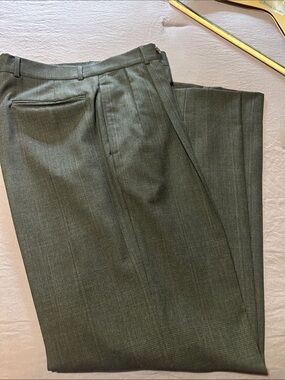 Men's Classic Pleated Dress Shorts in Olive Green
